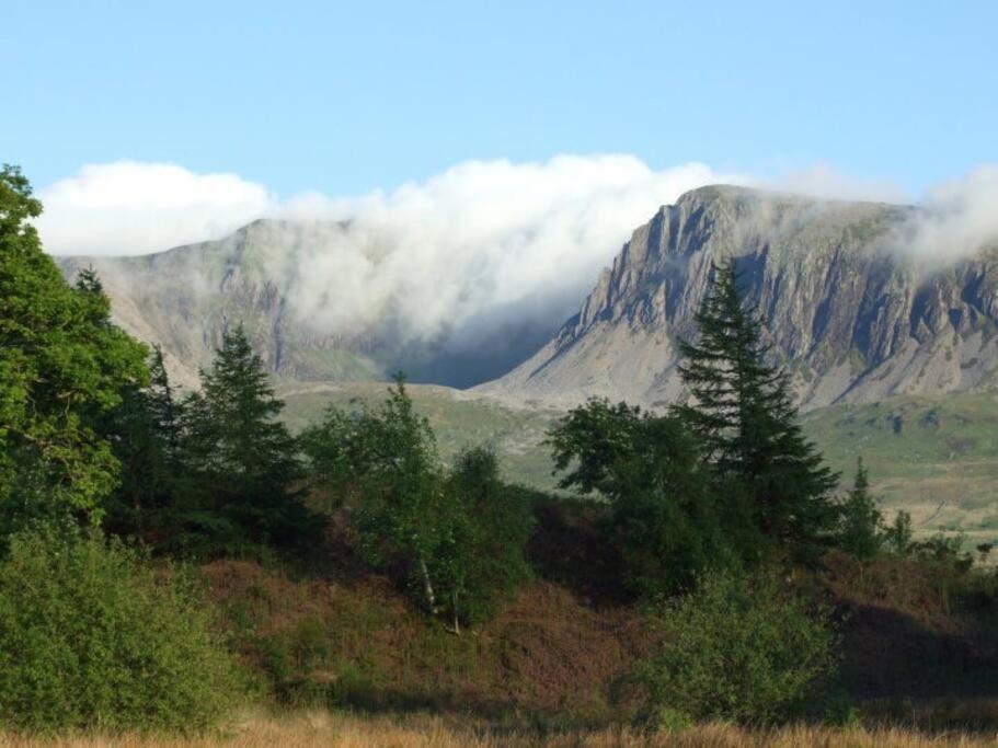 Pandy Farm Yurt - Panoramic Mountain Views Within Snowdonia's National Park - 4x4 Recommended Luxury tent *